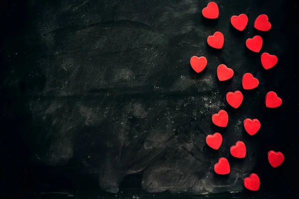 Küçük kırmızı kalpler siyah arka plan üzerine bir sürü. Sevgililer günü, Doğum günü, tatil, parti, düğün için romantik aşk arka plan. — Stok fotoğraf