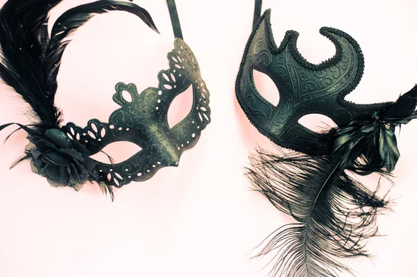 Украшенный карнавальной маской светлый фон — стоковое фото