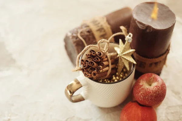 Festlig sammansättning mugg med kanel, äpplen, ljus och juldekoration — Stockfoto