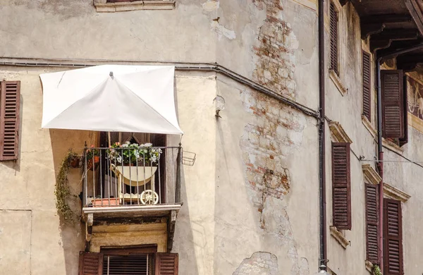 Balkony a stěny fasády v Itálie — Stock fotografie