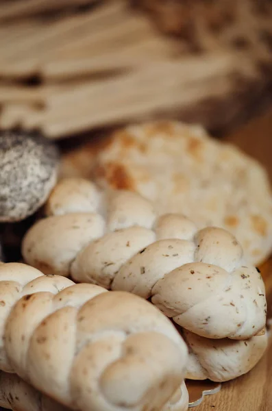 Frisch gebackene Brotlaibe mit dunklem Holzhintergrund. Nahaufnahme italienische Backwaren — Stockfoto