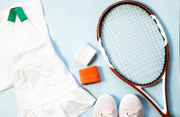 フラット スポーツとフィットネスの健康的なライフ スタイルを築くテニス ラケットと体操服. — ストック写真