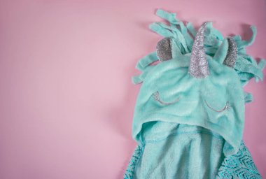 pop sanat kabarık tek boynuzlu at pijama pastel pembe renkli arka plan üzerinde