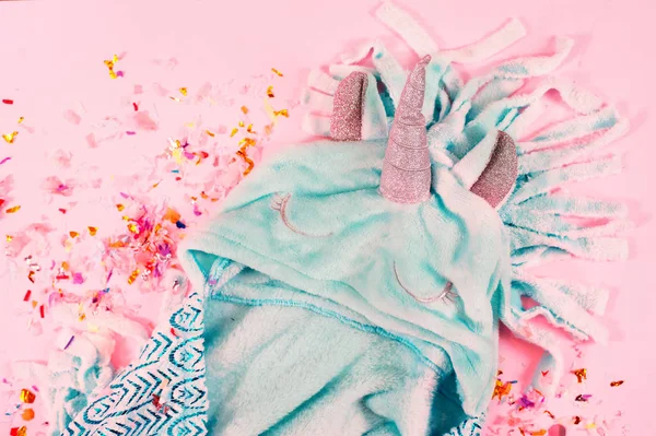 Поп-арт пушистые пижамы единорога на пастельно-розовом фоне — стоковое фото