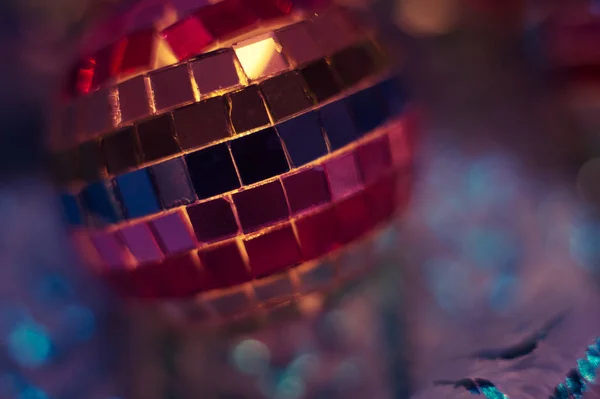 カラフルでお祭りのディスコ ボール背景をクローズ アップ — ストック写真