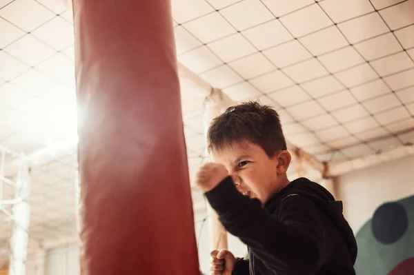 Chiudere fino bambino boxe e guardando feroce — Foto Stock