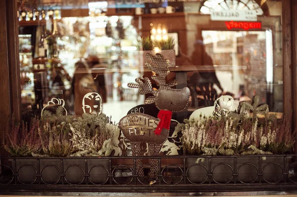 Praga, República Checa - enero de 2017: Mercado de Navidad en la plaza del casco antiguo. Varias decoraciones de punto de Navidad están en la tienda . —  Fotos de Stock