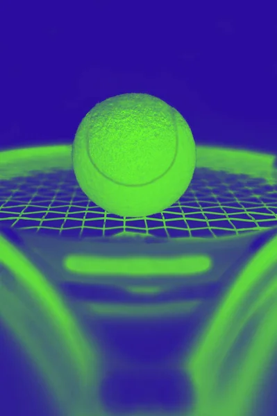 Крупный план по мячу на теннисной ракетке — стоковое фото