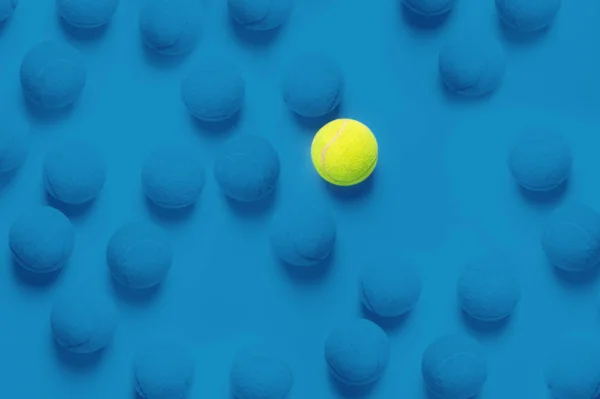 Individualiteit concept met tennisballen top uitzicht — Stockfoto