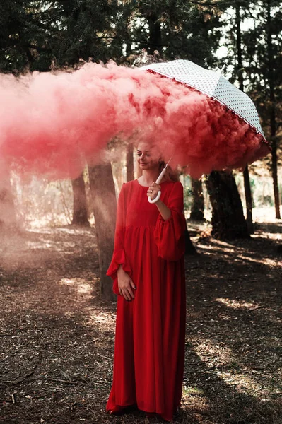 Atractiva mujer con una colorida granada de humo bomba de moda — Foto de Stock