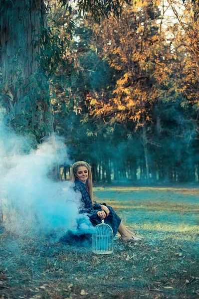 Atractiva mujer con una colorida granada de humo bomba de moda — Foto de Stock