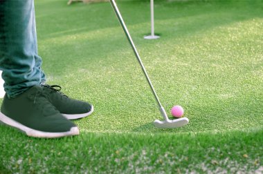 Golf topu ve suni çim üzerinde Golf Club.