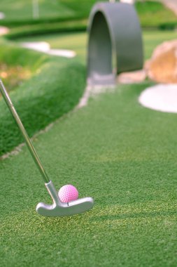 Golf topu ve suni çim üzerinde Golf Club.