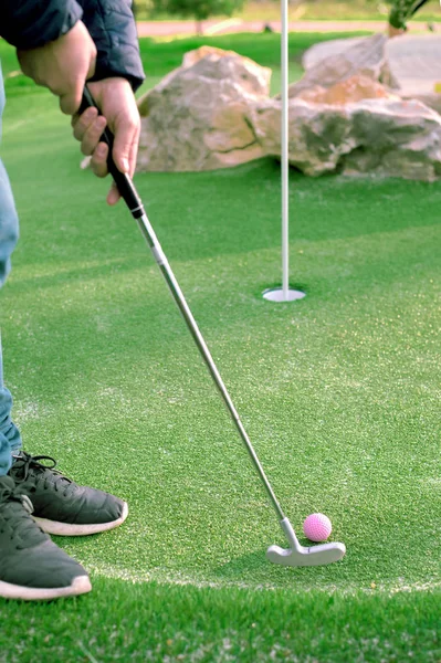 Bola de golfe e clube de golfe na grama artificial . — Fotografia de Stock