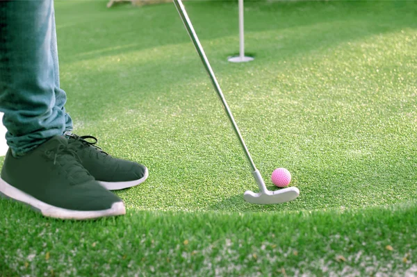 Bola de golfe e clube de golfe na grama artificial . — Fotografia de Stock