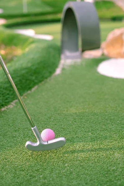 Bola de golfe e clube de golfe na grama artificial . — Fotografia de Stock