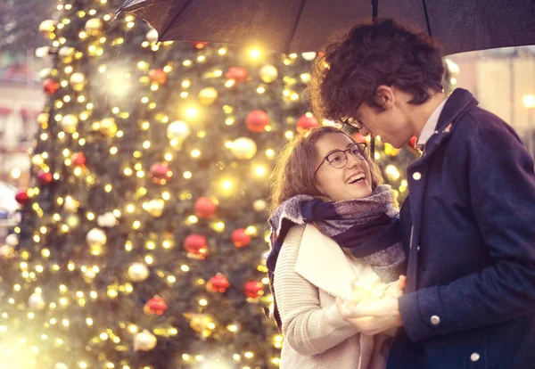 クリスマスツリーの近くの幸せなカップル。クリスマス・イブ. — ストック写真