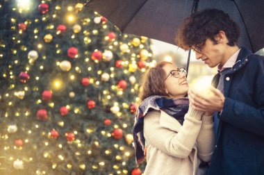 Noel ağacının yanında mutlu bir çift. Noel Arifesi.