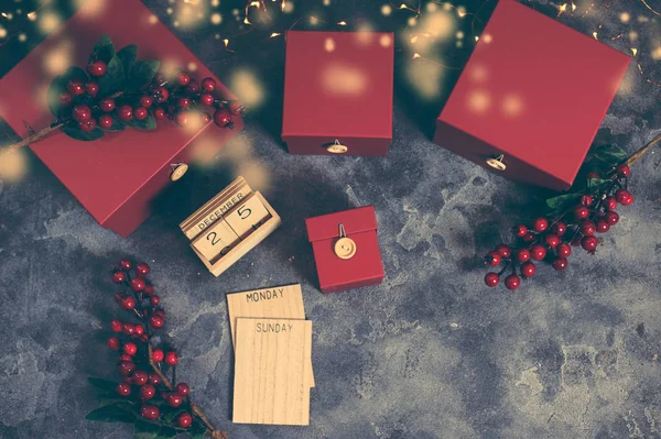 Χριστουγεννιάτικη διακόσμηση, δώρο κουτιά το top view με αντίγραφο χώρο στη μαύρη επιφάνεια σκυροδέματος. — Φωτογραφία Αρχείου