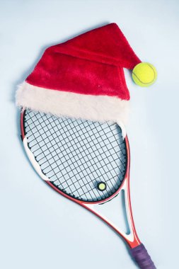Tenis raketi beyaz arka plan üzerinde Santa şapka