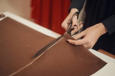 terzi kumaş ile tebeşir hattı çizim işyerinde