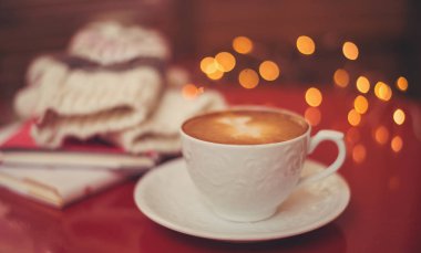cappuccino veya sütlü kahve kalp şekli ile