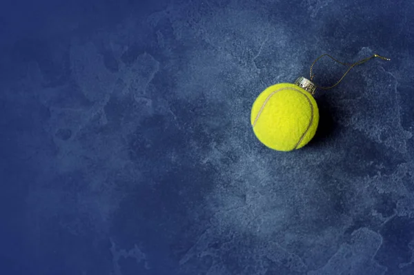 Ornamento bola de tênis isolado sobre um fundo branco — Fotografia de Stock