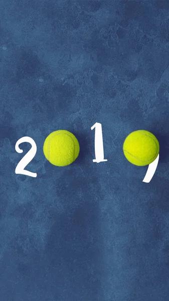 Concepto de saludo de la pelota de tenis Año Nuevo 2019 — Foto de Stock