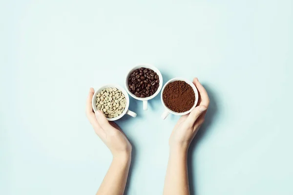 Jenis kopi yang berbeda - tanah, biji-bijian dan tidak dipanggang di latar belakang pastel biru — Stok Foto