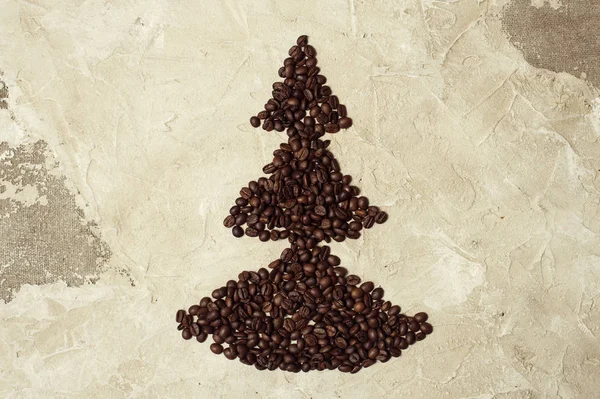 Biji kopi dalam bentuk hati pada kain latar belakang jute — Stok Foto