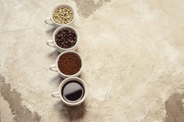 Empat jenis kopi yang belum dipanggang, kacang-kacangan, tanah dan satu jenis kopi dalam cangkir — Stok Foto