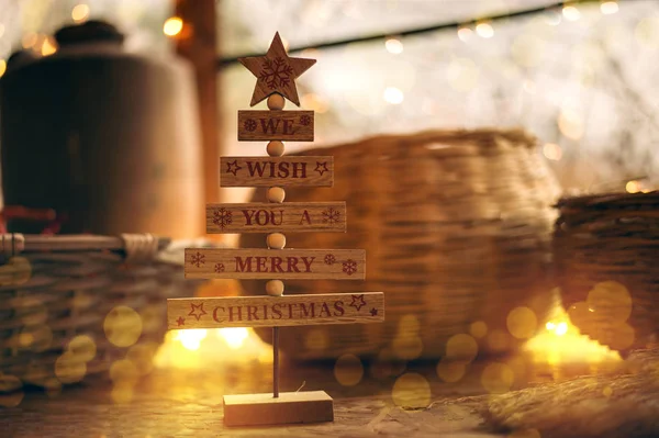 Decoração de Natal vintage com estrelas e luzes na mesa de madeira — Fotografia de Stock