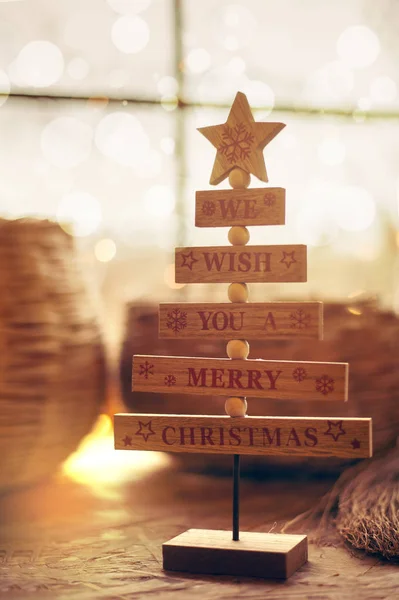 Decoração de Natal vintage com estrelas e luzes na mesa de madeira — Fotografia de Stock