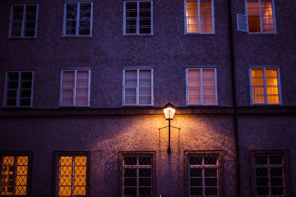 奥地利萨尔茨堡-2015年4月: 晚上的老城区街道建筑 — 图库照片