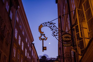Salzburg, Avusturya - Nisan 2015: eski şehir sokakları mimari akşam