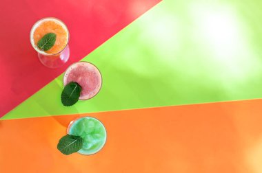 çeşitli doğal taze buz suyu renkli üstten görünüm