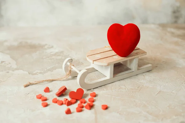 Красное сердце на деревянных санях. День святого Валентина фон — стоковое фото