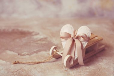 Kalp bir ahşap kızak üzerinde. St Sevgililer günü arka plan