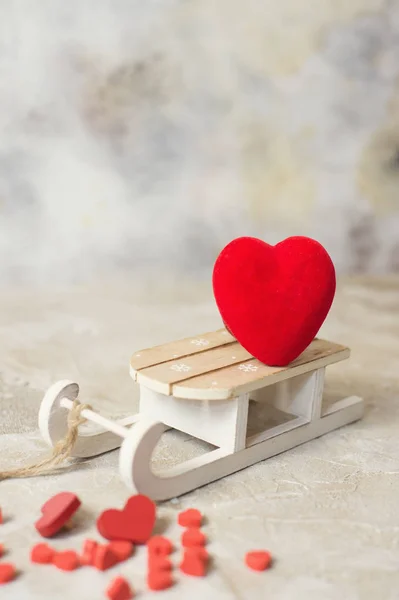 Coração vermelho em um trenó de madeira. Dia de São Valentim fundo — Fotografia de Stock