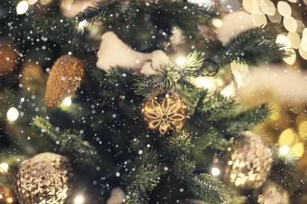 Χριστουγεννιάτικο δέντρο φόντο χρυσό παιχνίδι — Φωτογραφία Αρχείου