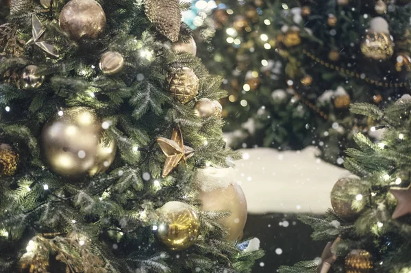 Natal árvore fundo dourado brinquedo — Fotografia de Stock