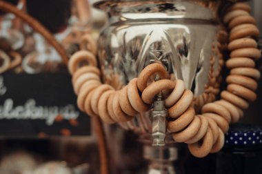 Simit bir sürü büyük semaver