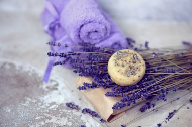 Spa ve sağlıklı yaşam ayarı lavanta çiçekleri ve el yapımı sabun veya şampuan bar, Relax doğa seti
