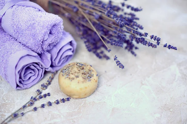 Spa ve sağlıklı yaşam ayarı lavanta çiçekleri ve el yapımı sabun veya şampuan bar, Relax doğa seti