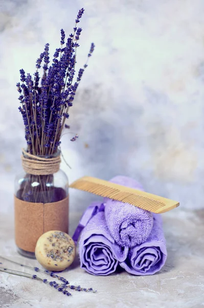 Σπα και wellness ρύθμιση με άνθη λεβάντας και χειροποίητο σαπούνι ή σαμπουάν μπαρ, Dayspa φύση σετ — Φωτογραφία Αρχείου