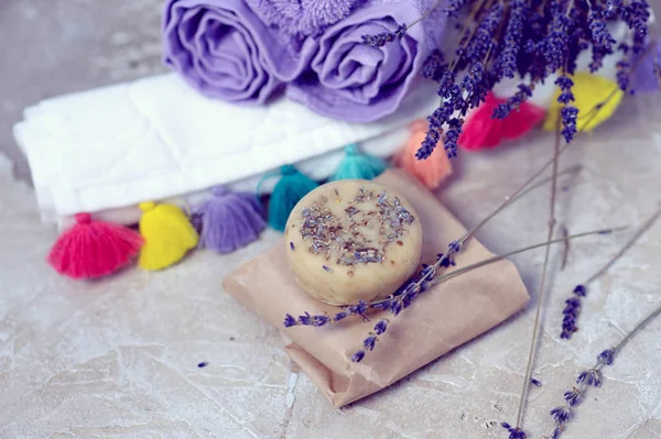 Spa y bienestar con flores de lavanda y jabón hecho a mano o barra de champú, Dayspa naturaleza conjunto — Foto de Stock