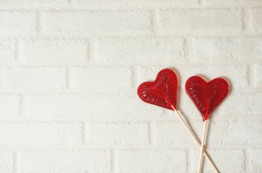 İki kırmızı şeklinde Lolipop Candy Love kavramı Sevgililer günü.