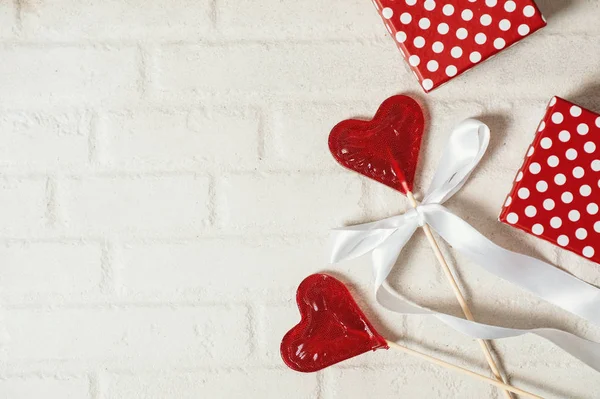 Dos piruletas. Corazones rojos. Dulces. Concepto de amor. San Valentín . — Foto de Stock