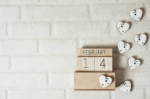 Dia dos namorados tema com calendário de bloco de madeira — Fotografia de Stock