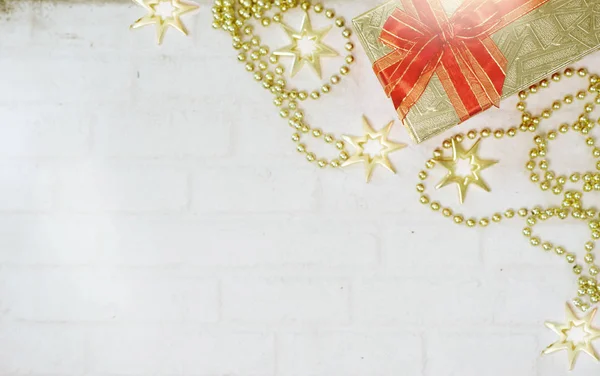 Von oben Farbe Geschenkbox mit Band auf weißem Holzplankenhintergrund — Stockfoto